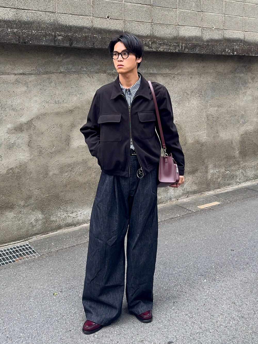 ブラック系のブルゾン、レッド系のローファー、ブラック系のシャツ/ブラウスを着用したメンズの春コーディネートの5枚目の写真