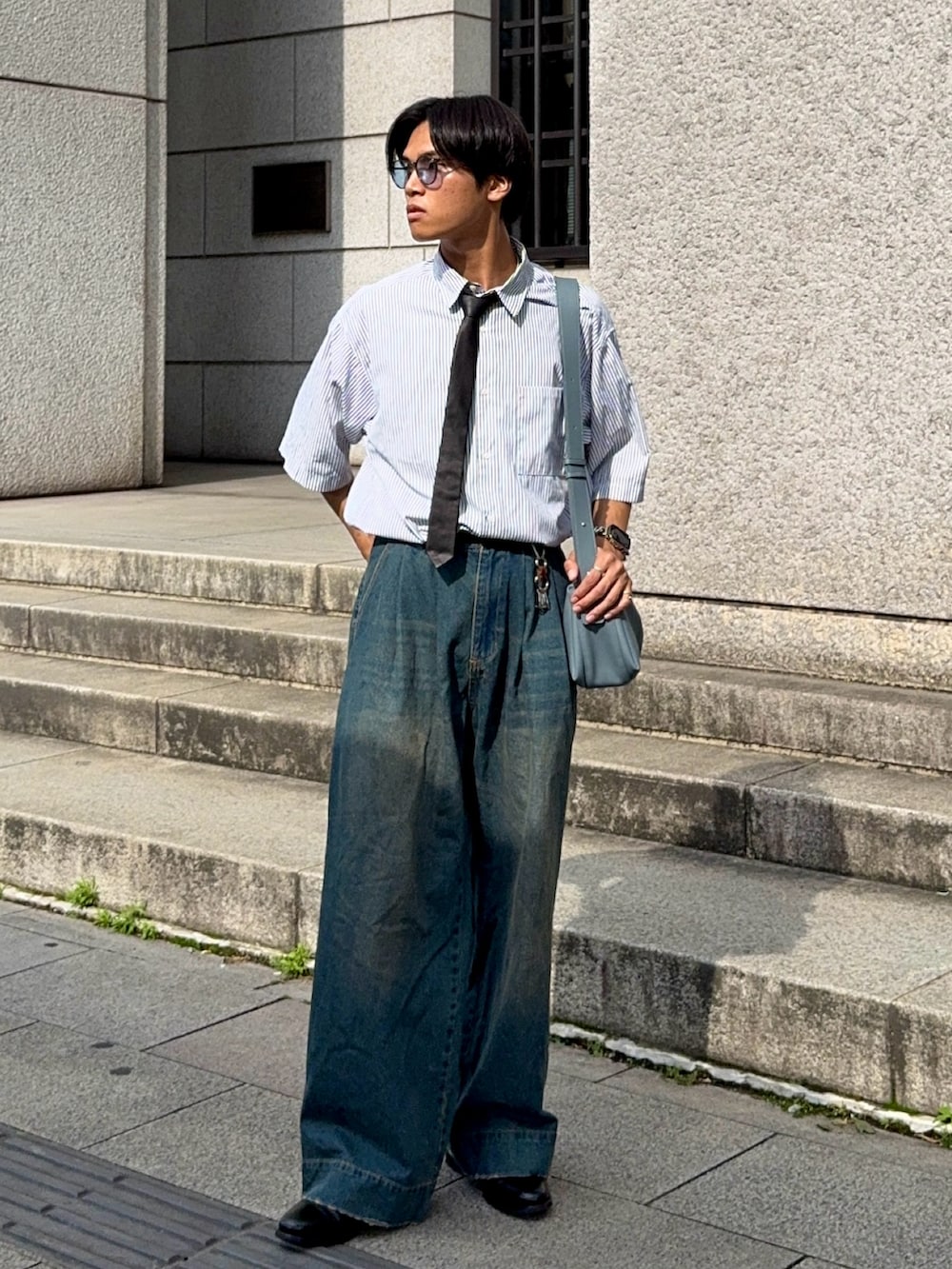 ホワイト系のシャツ/ブラウス、ブルー系のデニムパンツ、ブラック系のドレスシューズを着用したメンズの夏コーディネートの3枚目の写真