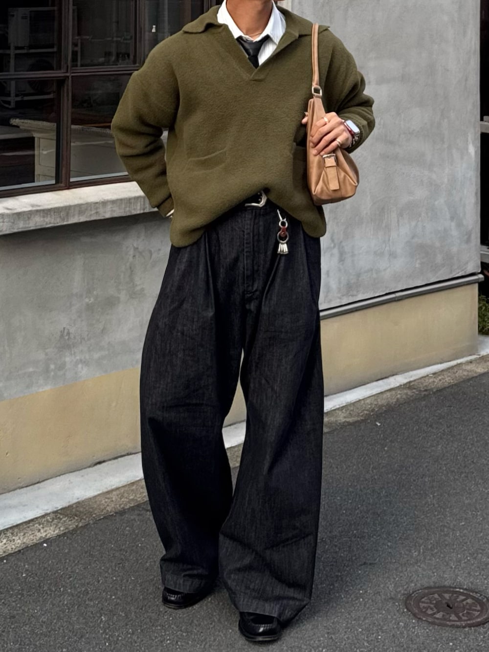 グリーン系のニット/セーター、ホワイト系のシャツ/ブラウス、ブラック系のその他パンツを着用したメンズの秋コーディネートの4枚目の写真