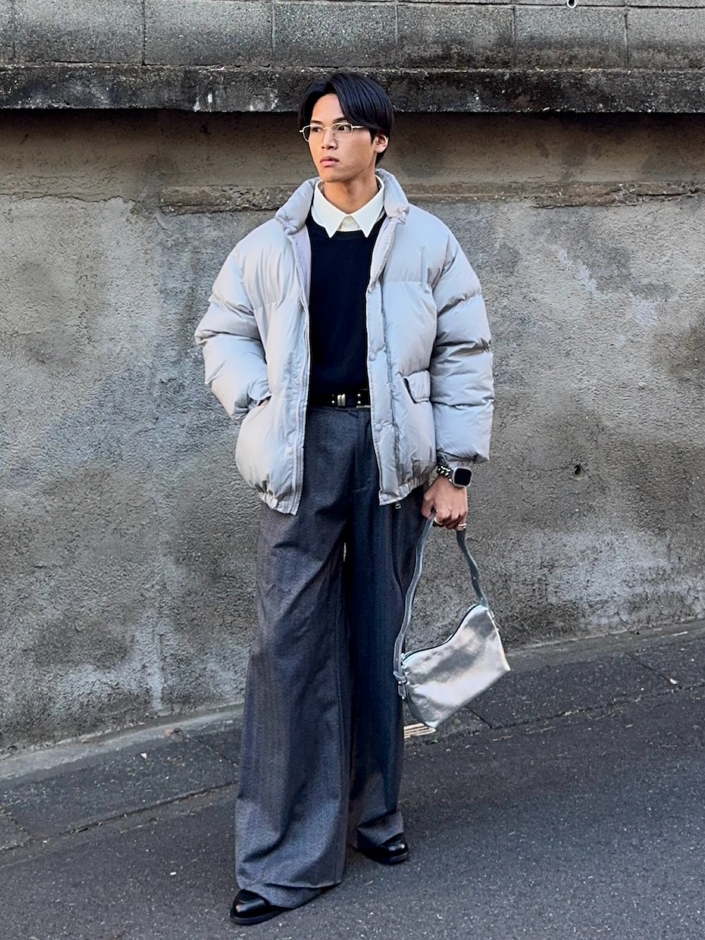 ブラック系のニット/セーター、グレー系のダウンジャケット/コート、ホワイト系のシャツ/ブラウスを着用したメンズの冬コーディネートの5枚目の写真