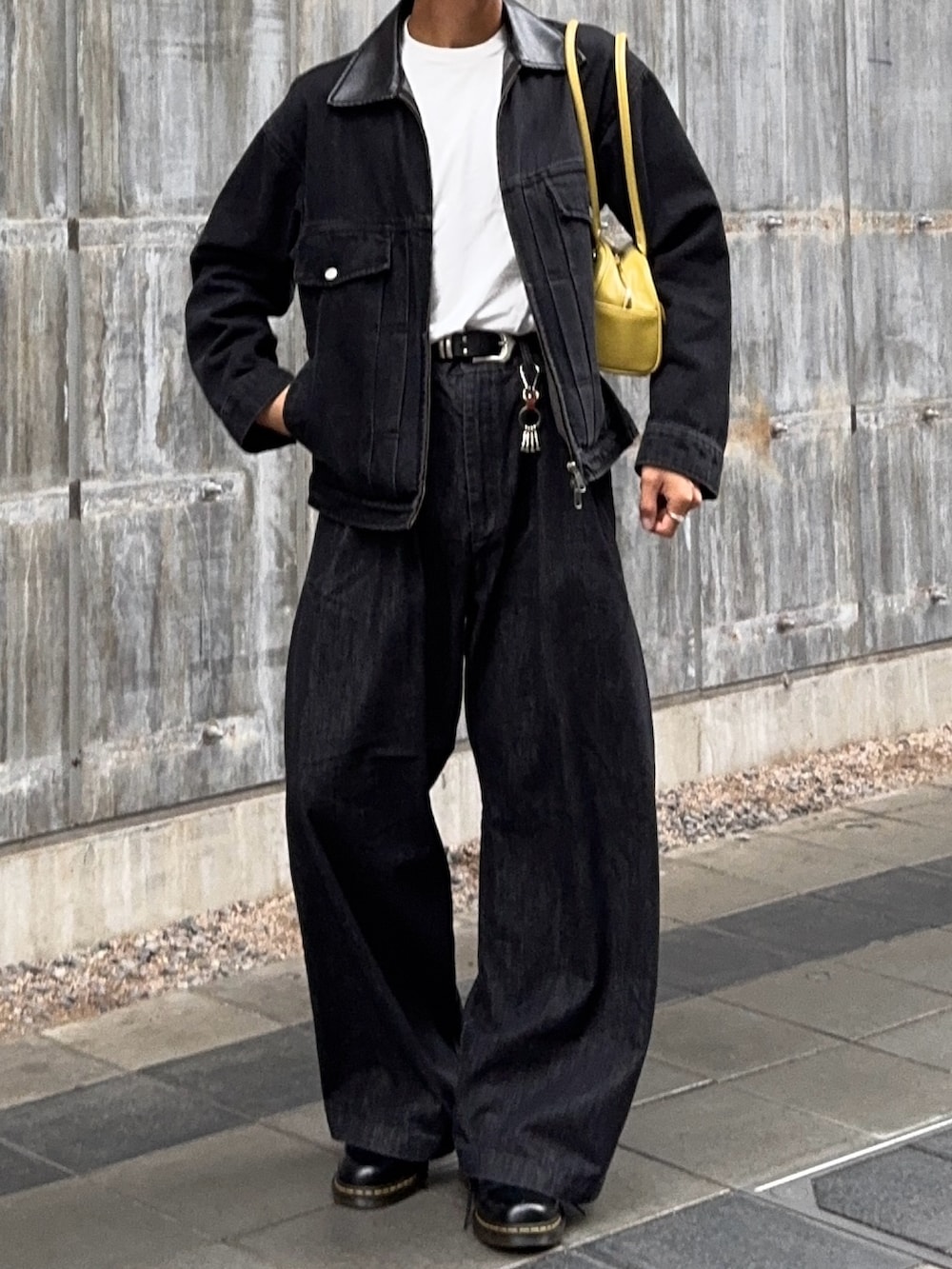 ホワイト系のTシャツ/カットソー、ブラック系のデニムジャケット、ブラック系のその他パンツを着用したメンズの秋コーディネートの4枚目の写真