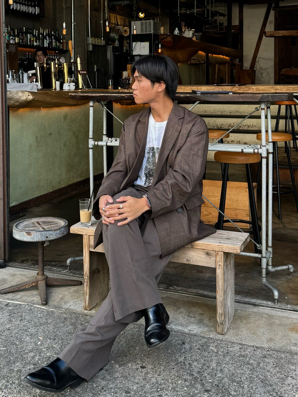 ブラウン系のテーラードジャケット、ホワイト系のTシャツ/カットソー、ブラウン系のスラックスを着用したメンズの秋コーディネートの5枚目の写真