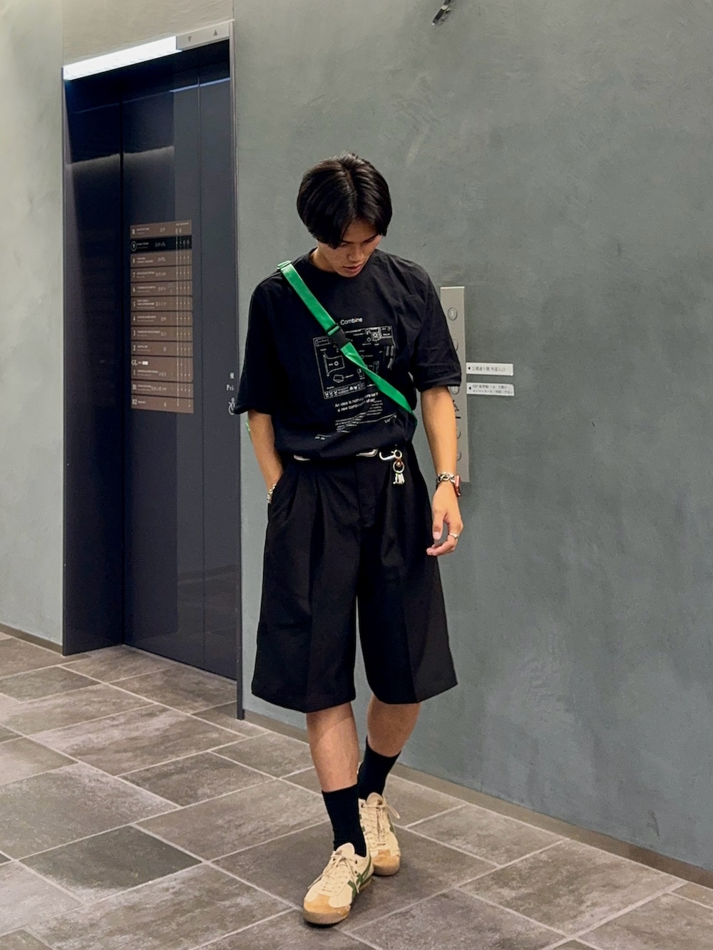 ベージュ系のスニーカー、ブラック系のその他パンツ、その他のTシャツ/カットソーを着用したメンズの夏コーディネートの3枚目の写真