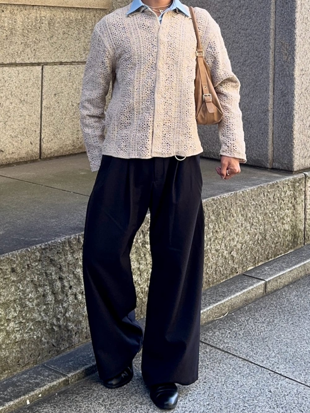 ブラック系のスラックス、ブルー系のシャツ/ブラウス、ベージュ系のジャケット/アウターを着用したメンズの春コーディネートの4枚目の写真