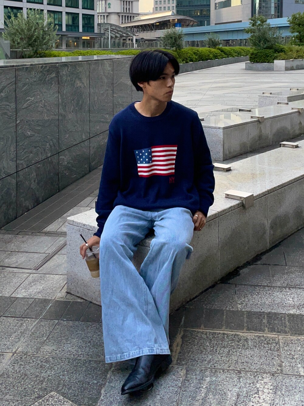「秋コーデ、大人コーデ、シンプルコーデ、きれいめカジュアル、デニム、ニット、ootd、サイドゴアブーツ、お洒落さんとつながりたい、お出かけコーデ、休日スタイル、大人カジュアル、いいね、save、フォローお願いします🤑、爽やかコーデ、clutch」｜「ZARAのアイテム（ブーツ、ブラック系）」を使った、KAMMAさん（メンズ・178cm）の秋コーディネートの4枚目の写真