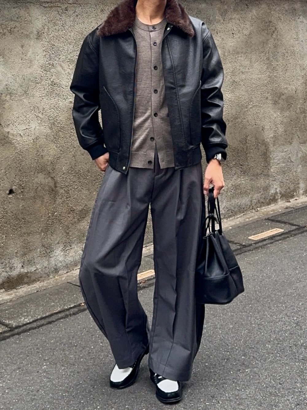 グレー系のカーディガン/ボレロ、ブラック系のローファー、ブラック系のその他アウターを着用したメンズの春コーディネートの4枚目の写真