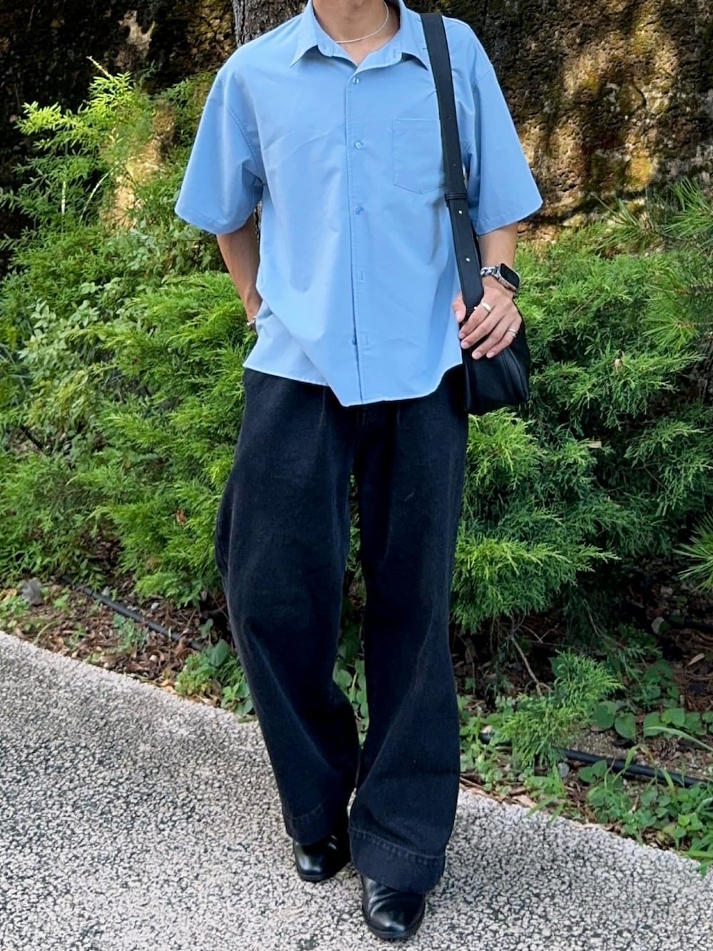 ブルー系のシャツ/ブラウス、ブラック系のデニムパンツ、ブラック系のショルダーバッグを着用したメンズの夏コーディネートの4枚目の写真