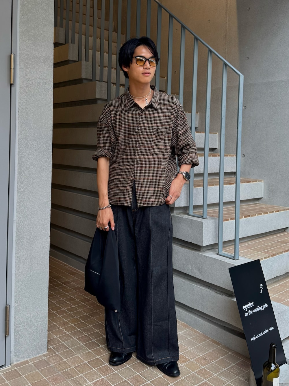 その他のシャツ/ブラウス、ブラック系のハンドバッグ、ブラック系のデニムパンツを着用したメンズの夏コーディネートの3枚目の写真