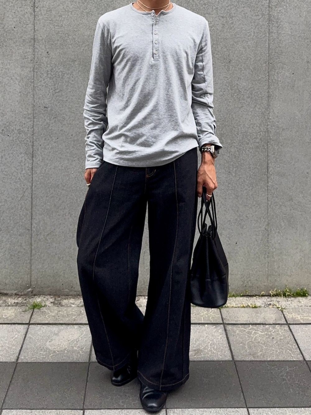 グレー系のTシャツ/カットソー、ブラック系のデニムパンツ、ブラック系のバッグを着用したメンズの夏コーディネートの4枚目の写真