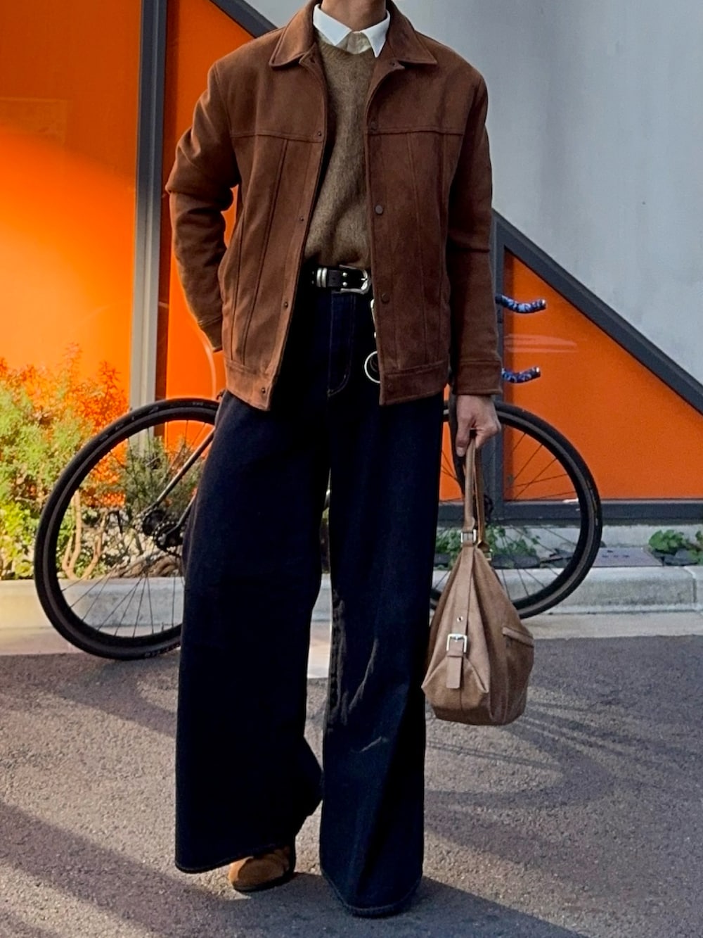 ホワイト系のシャツ/ブラウス、イエロー系のニット/セーター、ブルー系のデニムパンツを着用したメンズの冬コーディネートの4枚目の写真