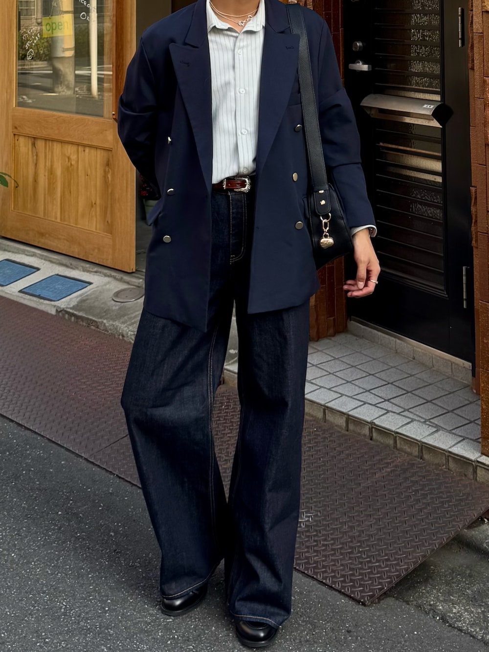 ホワイト系のシャツ/ブラウス、ブルー系のテーラードジャケット、ブラック系のハンドバッグを着用したメンズの春コーディネートの4枚目の写真