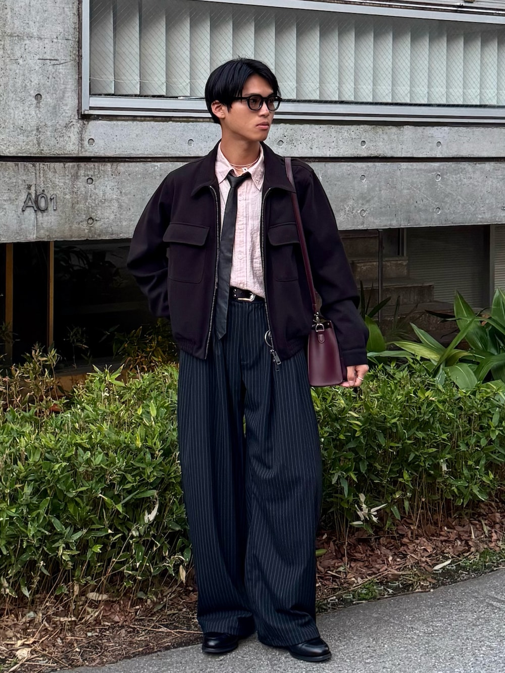 ピンク系のシャツ/ブラウス、その他のスラックス、ブラック系のブルゾンを着用したメンズの春コーディネートの5枚目の写真