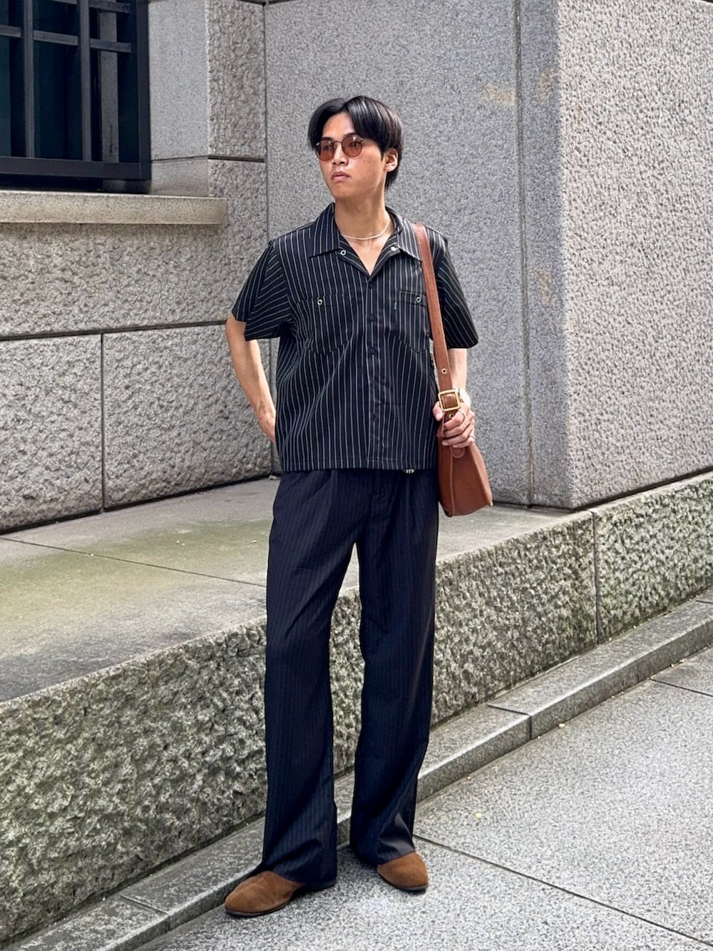 その他のスラックス、ブラック系のシャツ/ブラウス、ブラウン系のショルダーバッグを着用したメンズの夏コーディネートの3枚目の写真