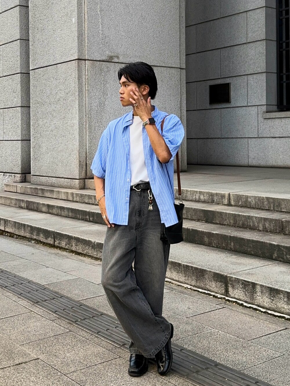 グレー系のデニムパンツ、ブラック系のローファー、ブルー系のシャツ/ブラウスを着用したメンズの夏コーディネートの5枚目の写真