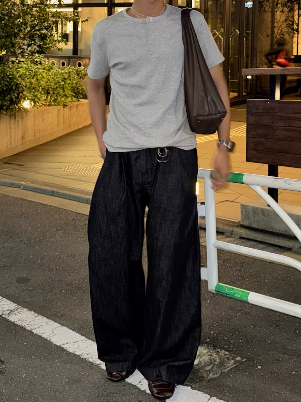 その他のショルダーバッグ、グレー系のTシャツ/カットソー、ブラック系のその他パンツを着用したメンズの夏コーディネートの4枚目の写真