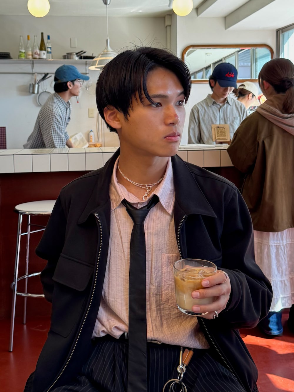 ピンク系のシャツ/ブラウス、その他のスラックス、ブラック系のブルゾンを着用したメンズの春コーディネートの2枚目の写真