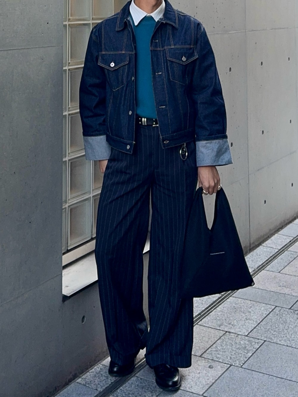 ホワイト系のシャツ/ブラウス、ブラック系のスラックス、ブラック系のハンドバッグを着用したメンズの冬コーディネートの4枚目の写真