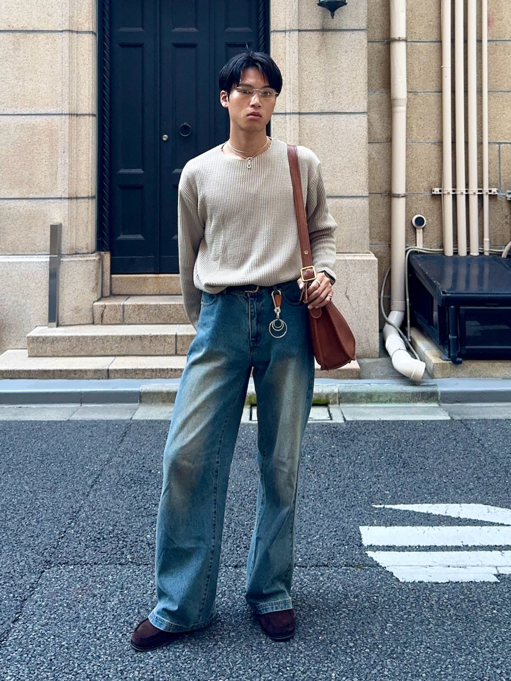 グリーン系のTシャツ/カットソー、ブルー系のデニムパンツ、ブラウン系のショルダーバッグを着用したメンズの夏コーディネートの5枚目の写真