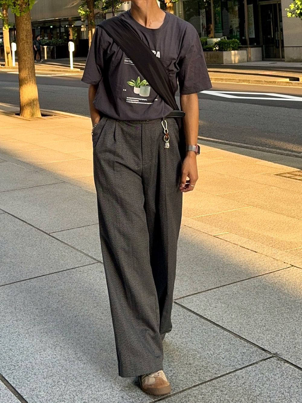 ベージュ系のスニーカー、グレー系のスラックス、グレー系のTシャツ/カットソーを着用したメンズの夏コーディネートの4枚目の写真