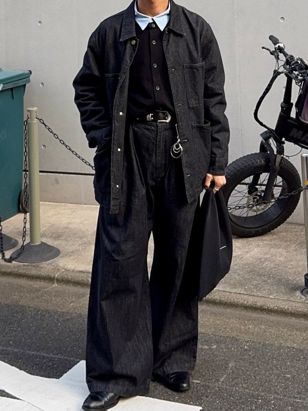 ブラック系のカーディガン/ボレロ、ブルー系のシャツ/ブラウス、ブラック系のハンドバッグを着用したメンズの冬コーディネートの4枚目の写真