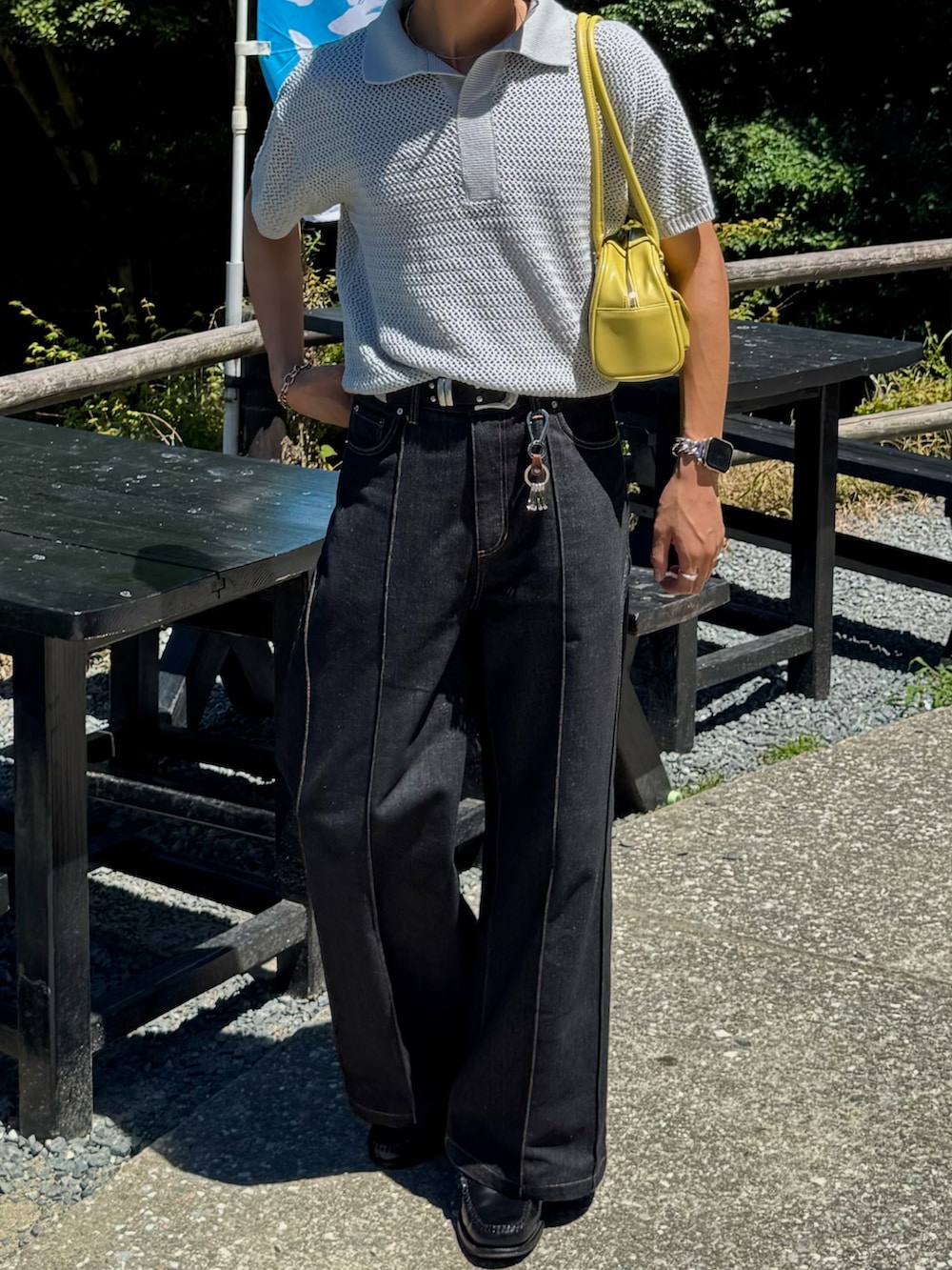 ブラック系のローファー、グレー系のポロシャツ、グリーン系のショルダーバッグを着用したメンズの夏コーディネートの4枚目の写真