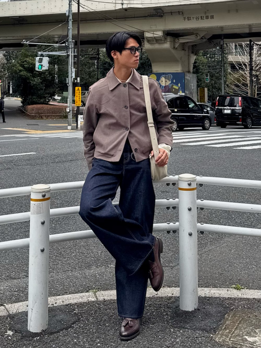 ブラウン系のその他アウター、ブラウン系のローファー、ホワイト系のシャツ/ブラウスを着用したメンズの春コーディネートの3枚目の写真