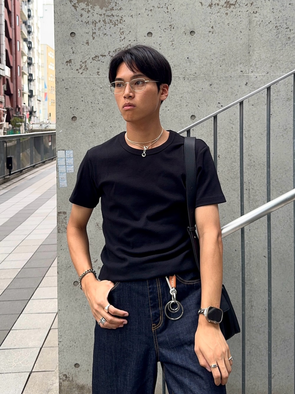 ブラック系のTシャツ/カットソー、ブルー系のデニムパンツ、ブラック系のローファーを着用したメンズの夏コーディネートの2枚目の写真