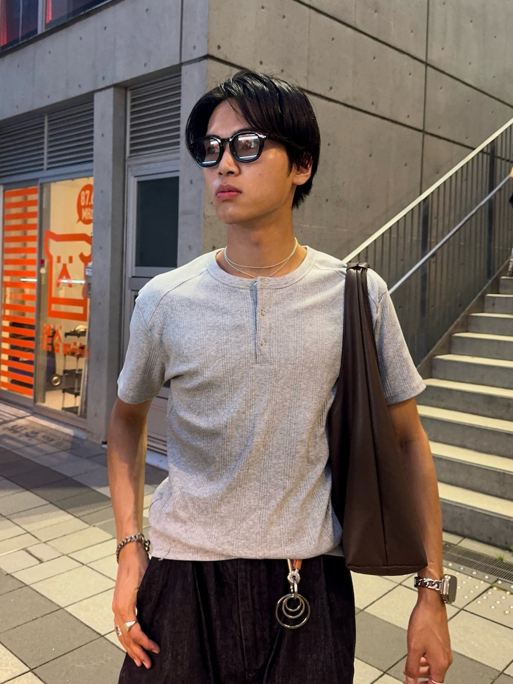 その他のショルダーバッグ、グレー系のTシャツ/カットソー、ブラック系のその他パンツを着用したメンズの夏コーディネートの2枚目の写真
