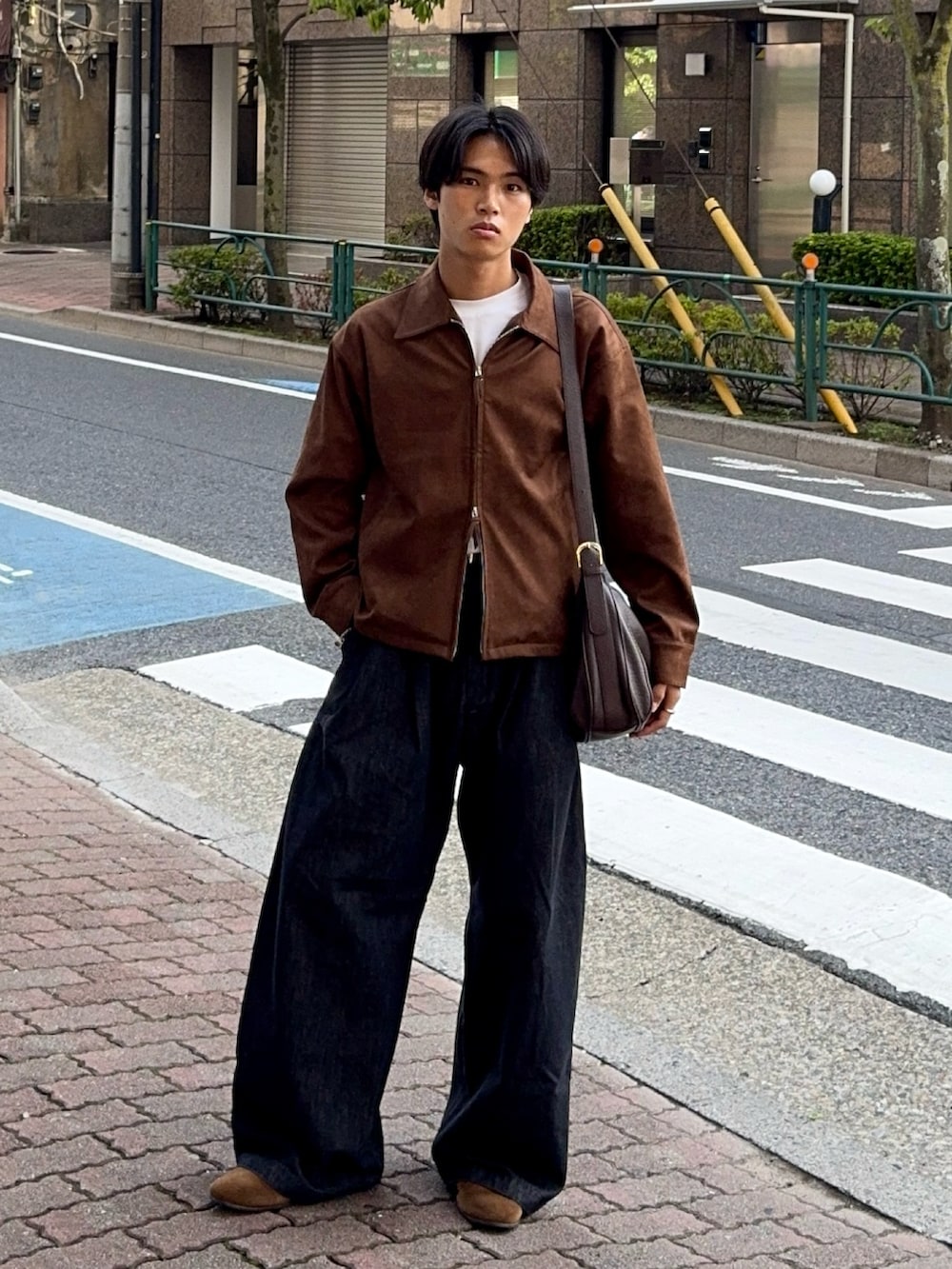 ブラウン系のブルゾン、ブラック系のその他パンツ、ブラウン系のショルダーバッグを着用したメンズの秋コーディネートの5枚目の写真