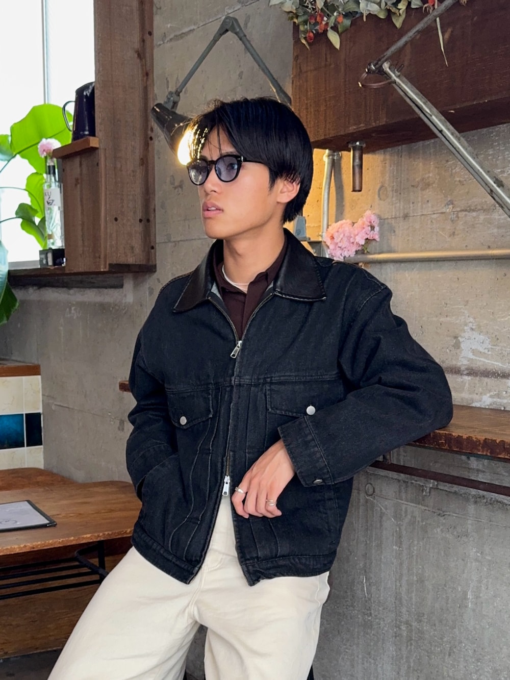 ブラウン系のシャツ/ブラウス、ブラック系のデニムジャケット、ホワイト系のデニムパンツを着用したメンズの春コーディネートの2枚目の写真