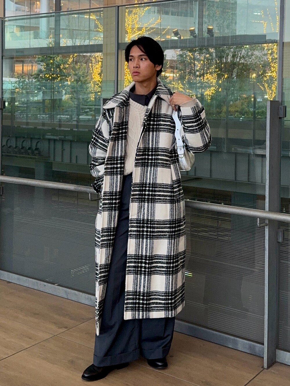 グレー系のシャツ/ブラウス、ホワイト系のニット/セーター、グレー系のスラックスを着用したメンズの冬コーディネートの5枚目の写真