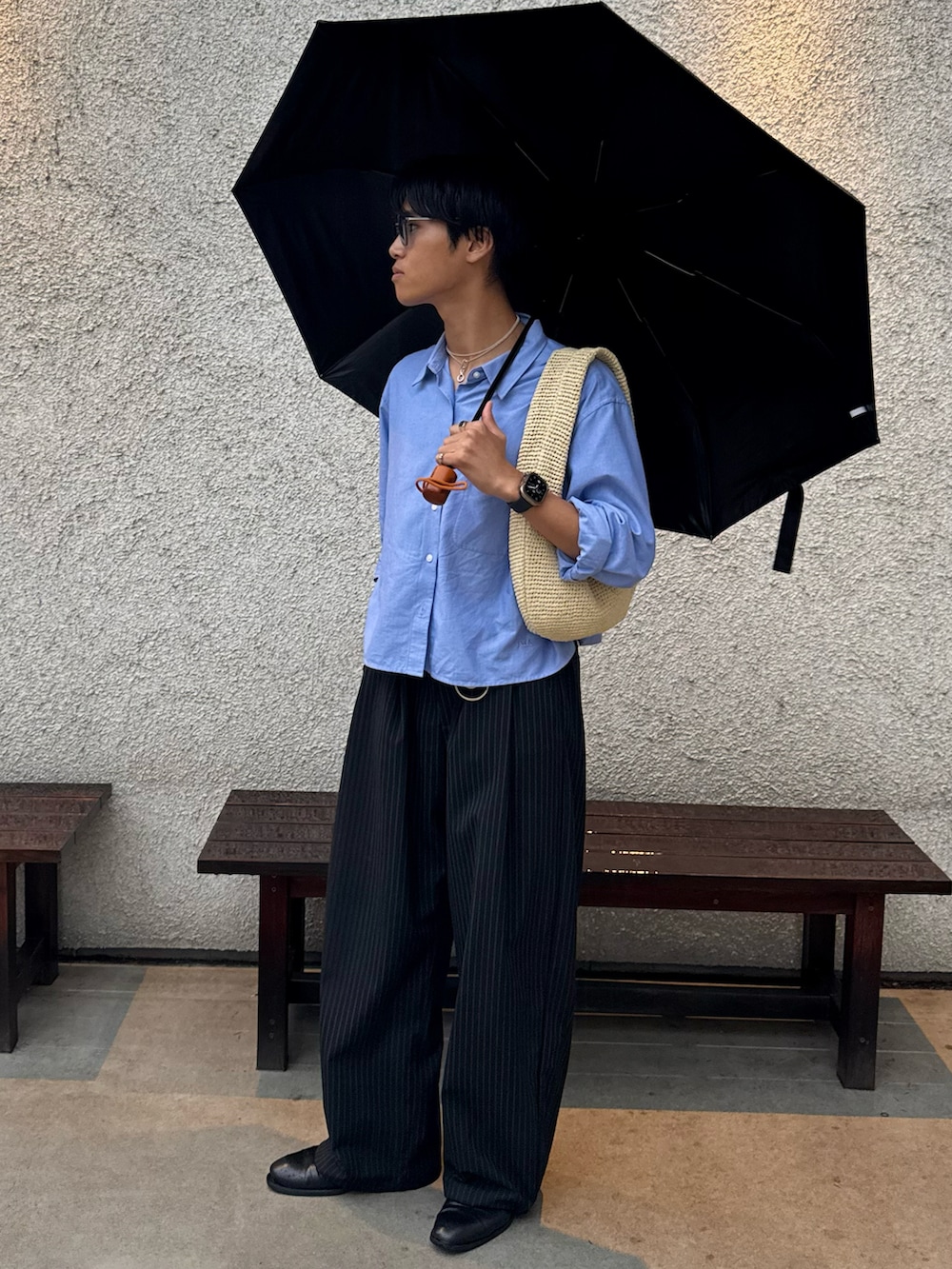 その他のスラックス、ベージュ系のハンドバッグ、ブルー系のシャツ/ブラウスを着用したメンズの夏コーディネートの3枚目の写真