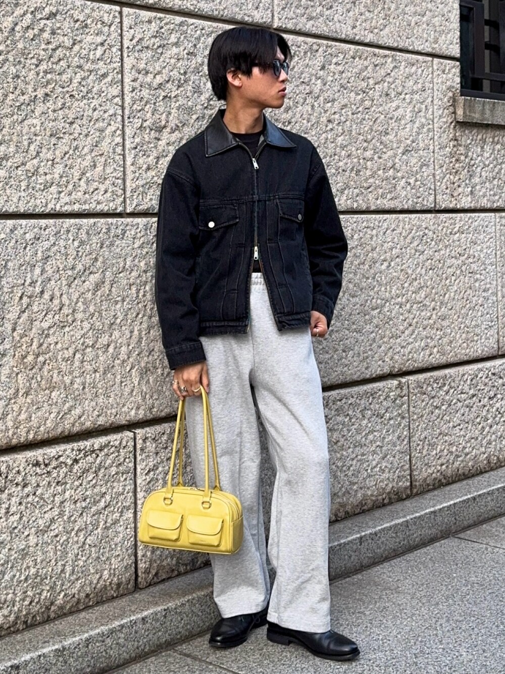 「春めき満開コーデ、ジャケット、デニムジャケット、春色、スウェットパンツ、革靴、ショルダーバッグ、サングラス、韓国ファッション、きれいめカジュアル、大人カジュアル、休日スタイル、お出かけコーデ、デートコーデ、ワイドパンツ」|「LURAKUの【LURAKU】Leather Collar Zip-Up Denim Jacket / 襟レザージップアップデニムジャケット(デニムジャケット、ブラック系)」を使った、KAMMAさん(メンズ・178cm)の春コーディネートの3枚目の写真
