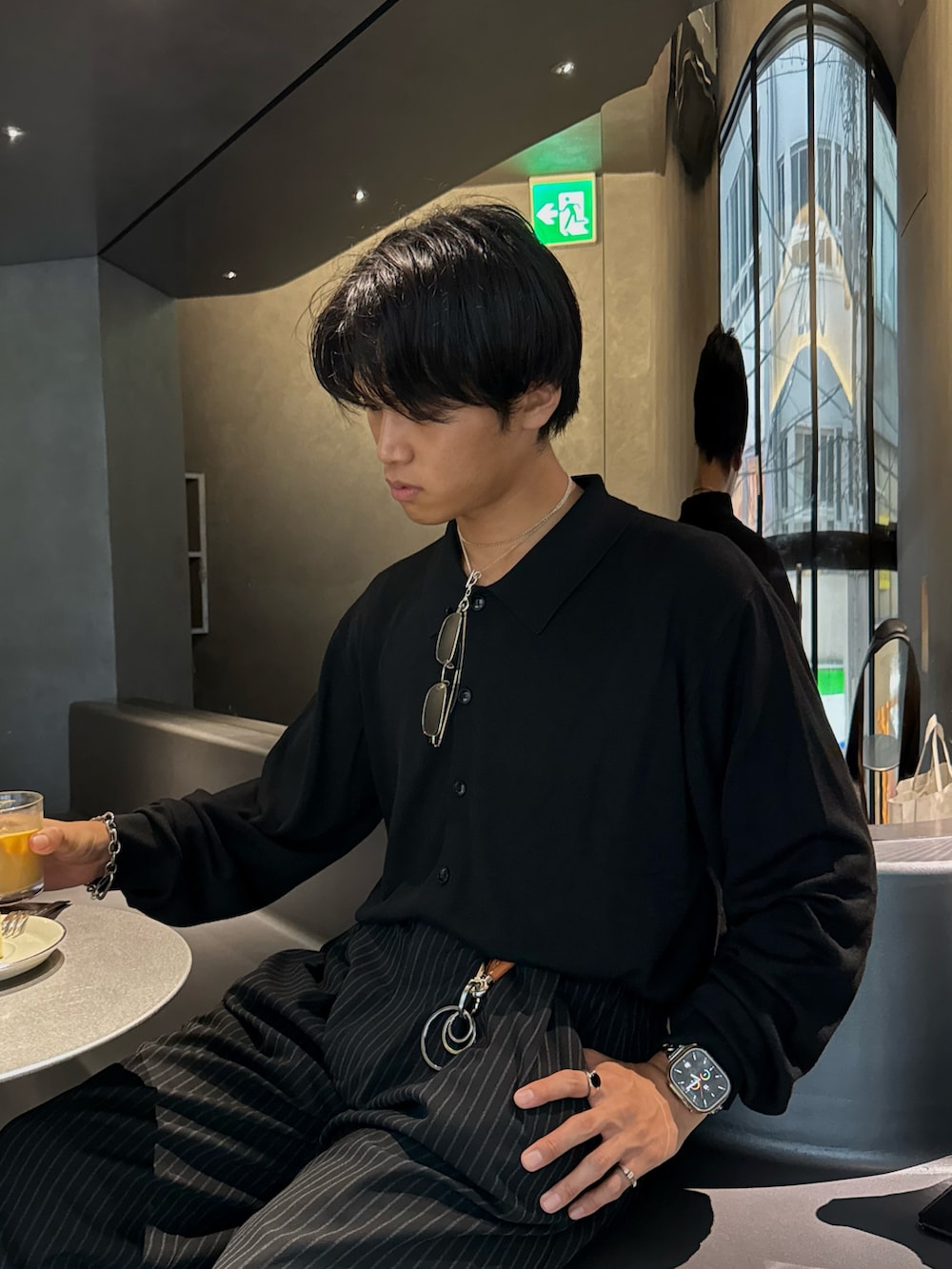 その他のスラックス、その他のカーディガン/ボレロ、ブラック系のモカシン/デッキシューズを着用したメンズの秋コーディネートの2枚目の写真