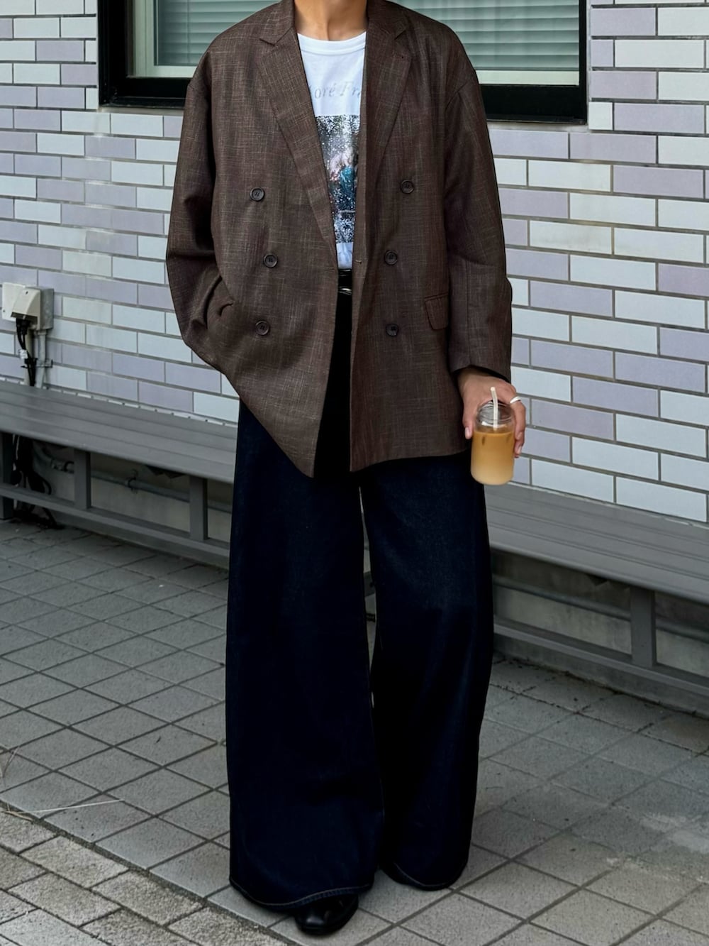 ブラウン系のテーラードジャケット、ホワイト系のTシャツ/カットソー、ブルー系のデニムパンツを着用したメンズの秋コーディネートの4枚目の写真