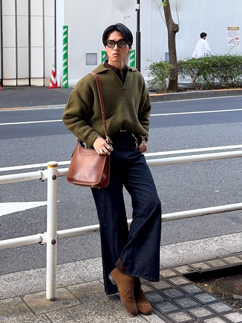 グリーン系のニット/セーター、ブラウン系のシャツ/ブラウス、ブラック系のデニムパンツを着用したメンズの冬コーディネートの5枚目の写真