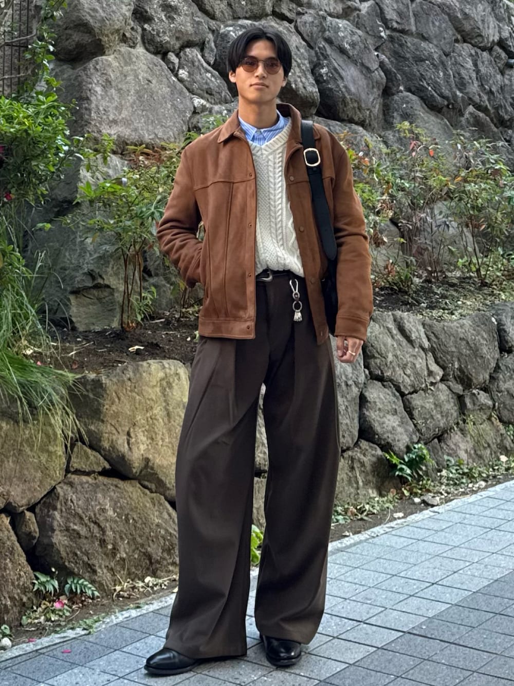 ブラック系のドレスシューズ、ブラウン系のスラックス、ブラック系のハンドバッグを着用したメンズの冬コーディネートの5枚目の写真