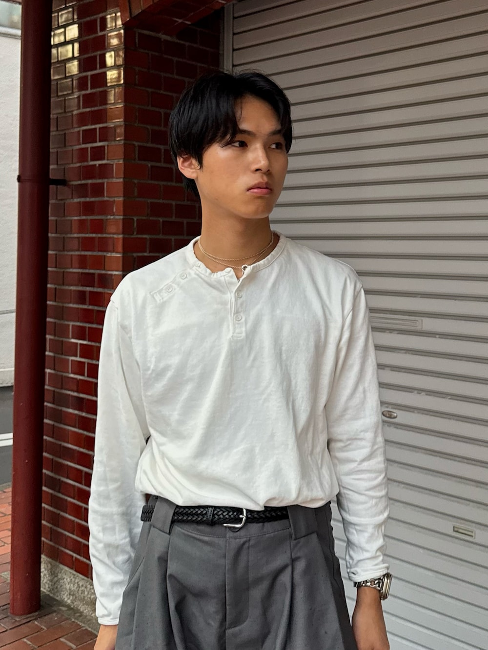 ホワイト系のTシャツ/カットソー、ブラック系のハンドバッグ、ブラック系のモカシン/デッキシューズを着用したメンズの秋コーディネートの2枚目の写真