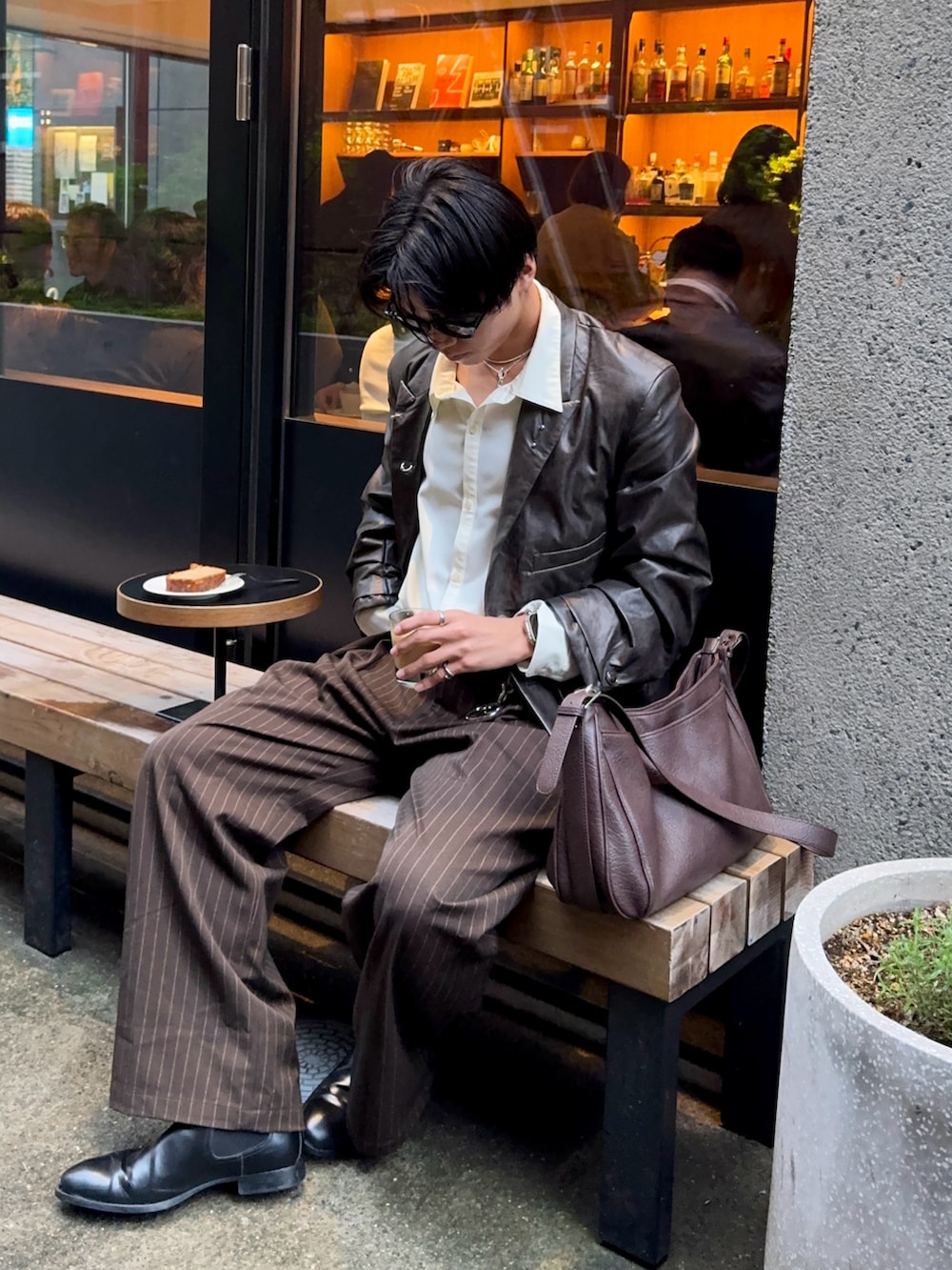 ブラック系のテーラードジャケット、ブラウン系のスラックス、ホワイト系のシャツ/ブラウスを着用したメンズの春コーディネートの2枚目の写真