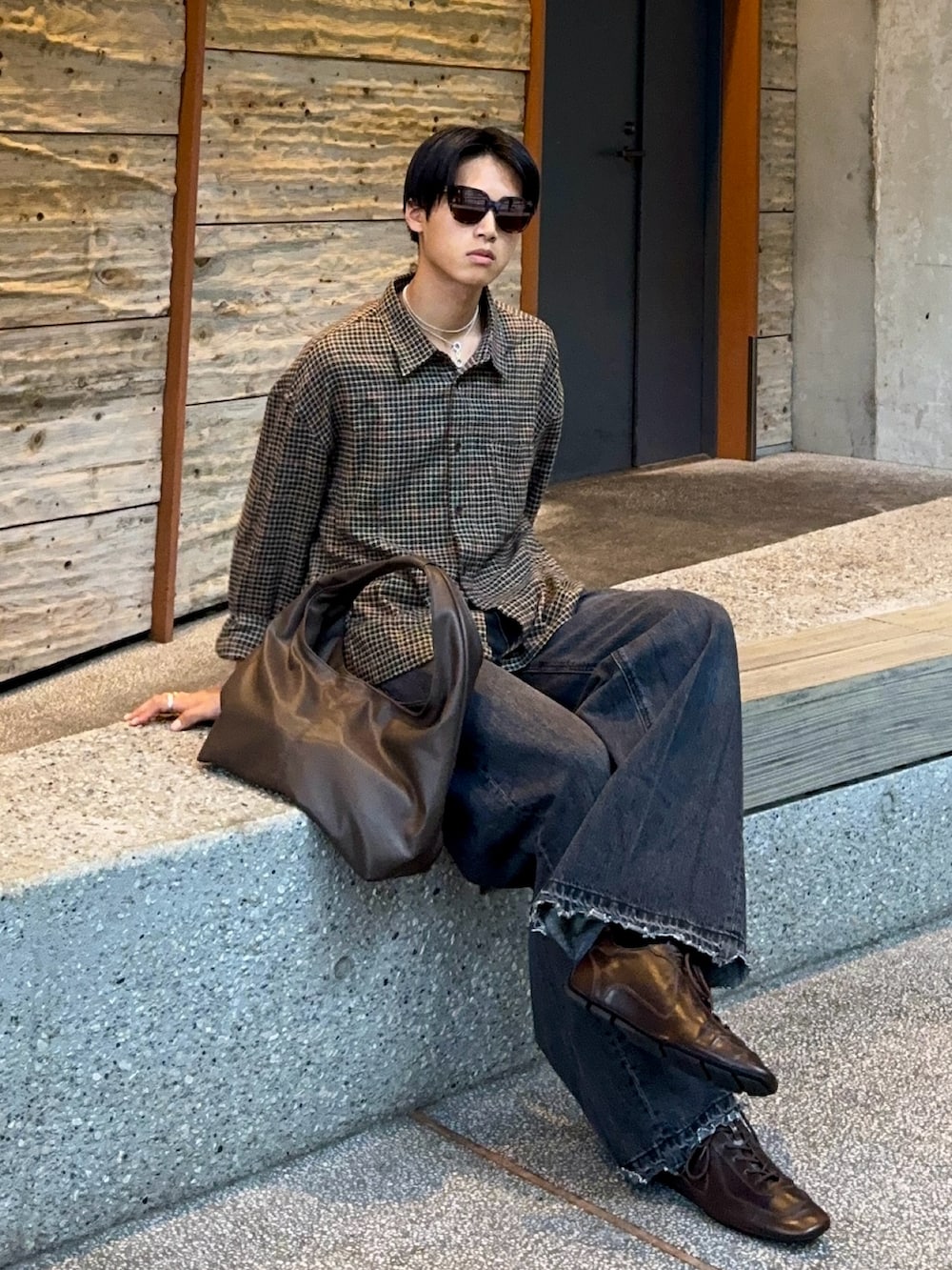 その他のシャツ/ブラウス、ブラック系のデニムパンツ、ブラウン系のスニーカーを着用したメンズの夏コーディネートの2枚目の写真