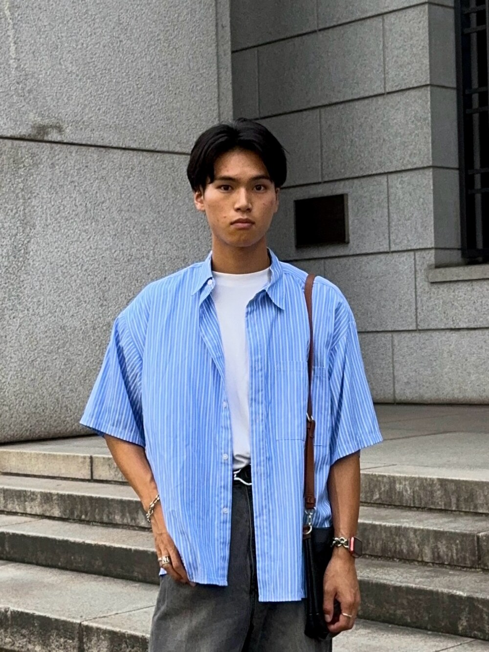 グレー系のデニムパンツ、ブラック系のローファー、ブルー系のシャツ/ブラウスを着用したメンズの夏コーディネートの2枚目の写真
