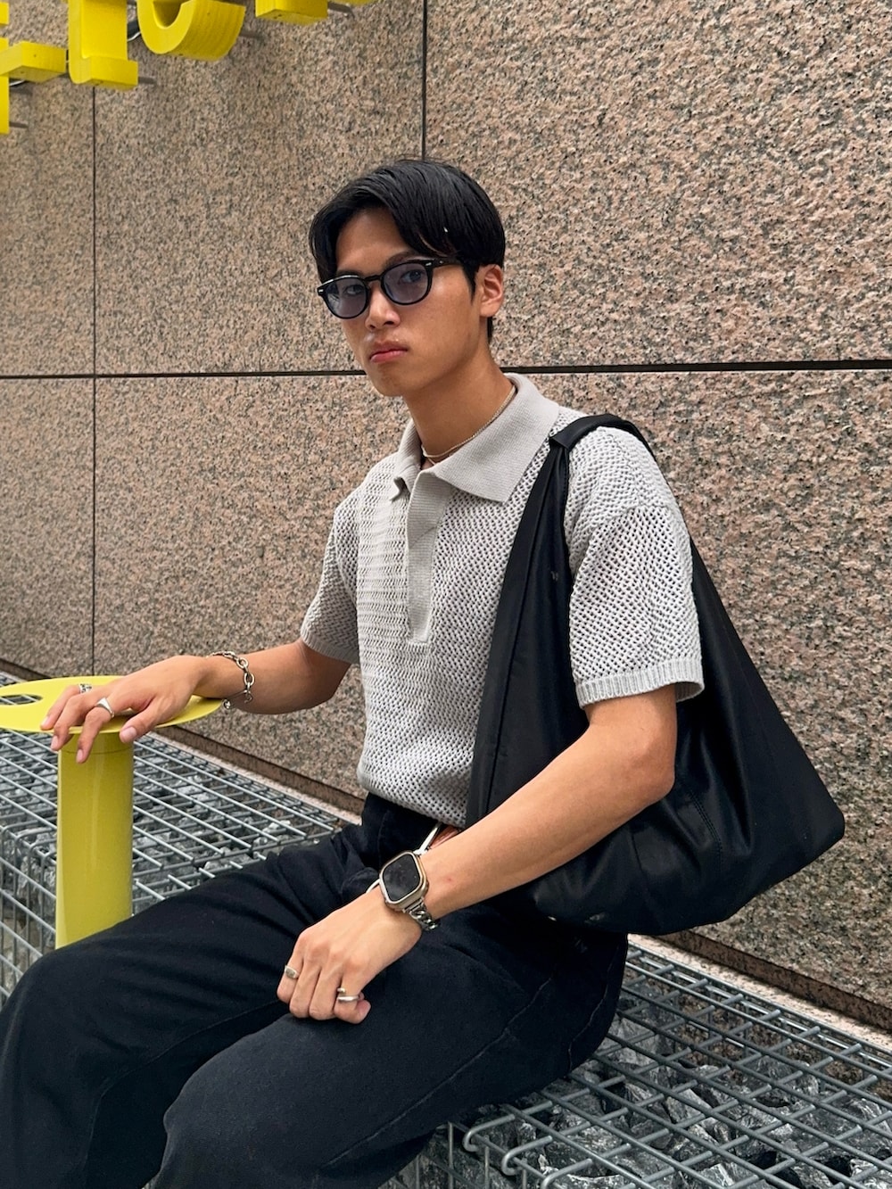 ブラック系のデニムパンツ、その他のショルダーバッグ、ブラック系のローファーを着用したメンズの夏コーディネートの2枚目の写真