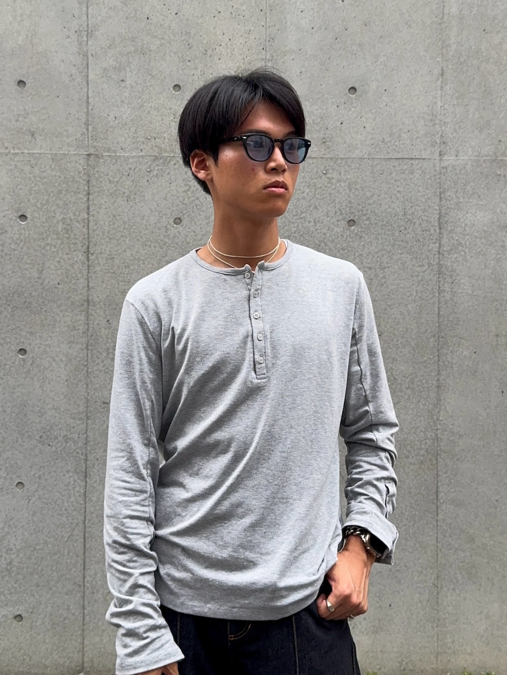 グレー系のTシャツ/カットソー、ブラック系のデニムパンツ、ブラック系のバッグを着用したメンズの夏コーディネートの2枚目の写真