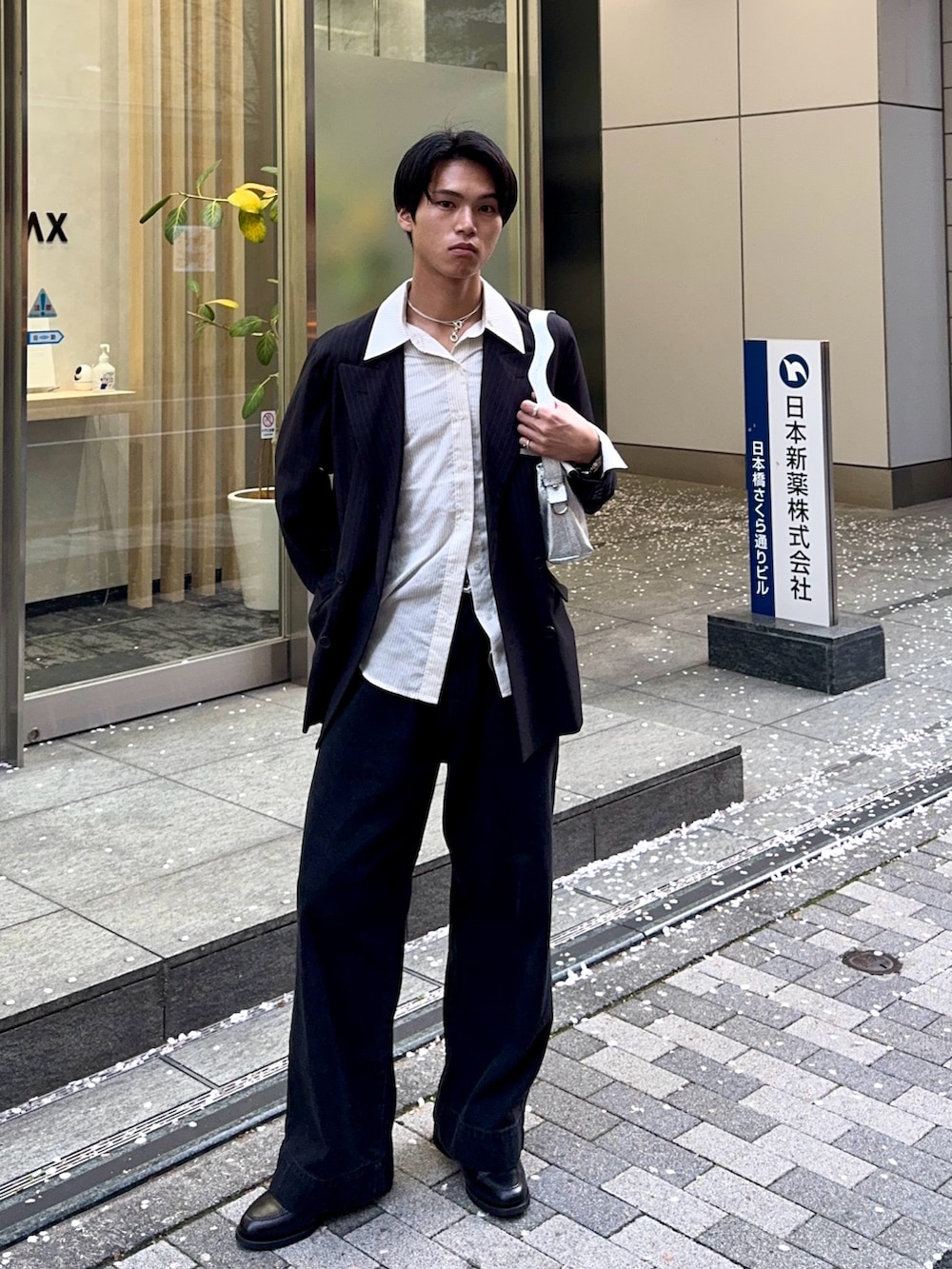 ブラック系のデニムパンツ、その他のテーラードジャケット、ブラック系のローファーを着用したメンズの春コーディネートの3枚目の写真