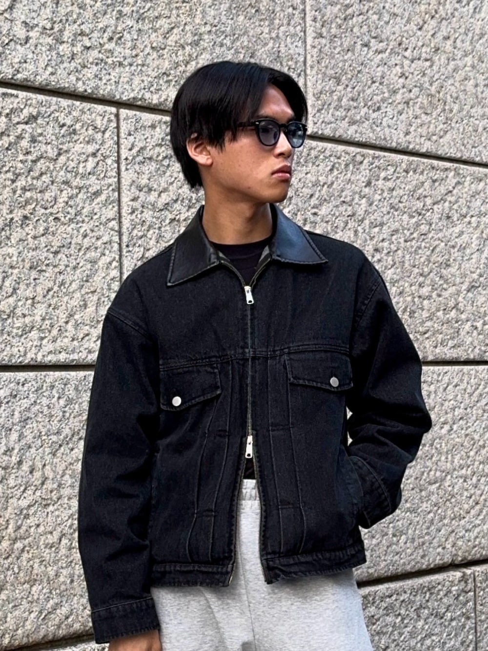 「春めき満開コーデ、ジャケット、デニムジャケット、春色、スウェットパンツ、革靴、ショルダーバッグ、サングラス、韓国ファッション、きれいめカジュアル、大人カジュアル、休日スタイル、お出かけコーデ、デートコーデ、ワイドパンツ」|「LURAKUの【LURAKU】Leather Collar Zip-Up Denim Jacket / 襟レザージップアップデニムジャケット(デニムジャケット、ブラック系)」を使った、KAMMAさん(メンズ・178cm)の春コーディネートの2枚目の写真
