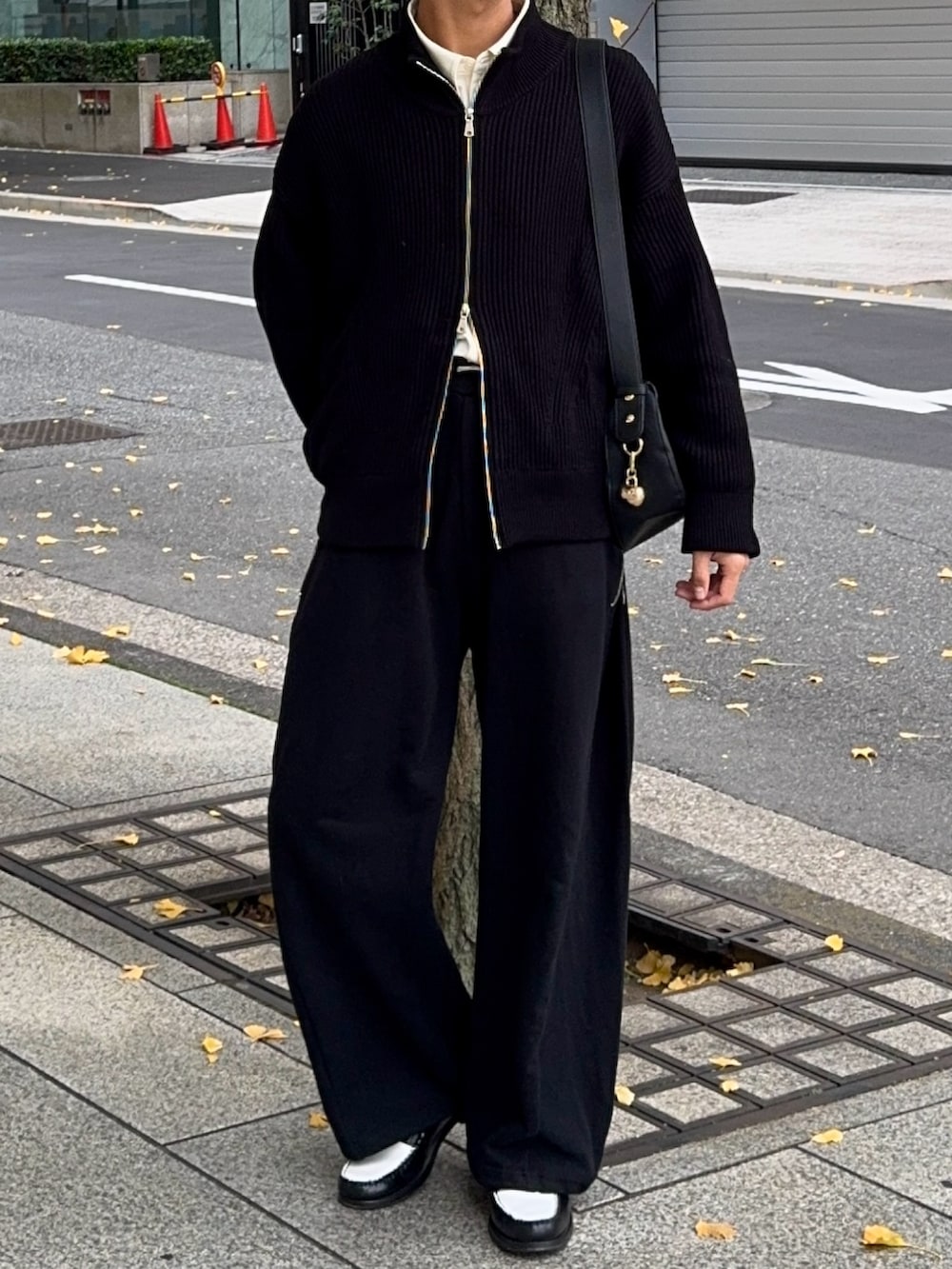 ホワイト系のシャツ/ブラウス、ブラック系のカーディガン/ボレロ、ブラック系のスウェットパンツを着用したメンズの冬コーディネートの4枚目の写真