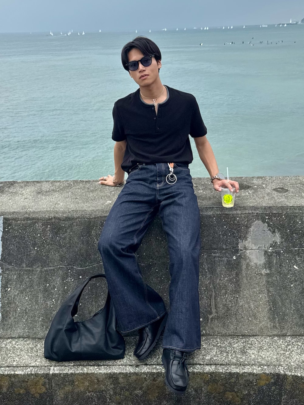 その他のTシャツ/カットソー、その他のショルダーバッグ、ブルー系のデニムパンツを着用したメンズの秋コーディネートの5枚目の写真