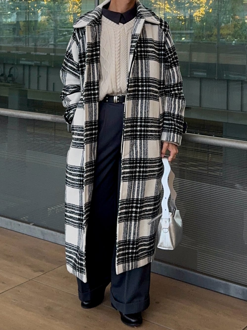 グレー系のシャツ/ブラウス、ホワイト系のニット/セーター、グレー系のスラックスを着用したメンズの冬コーディネートの4枚目の写真