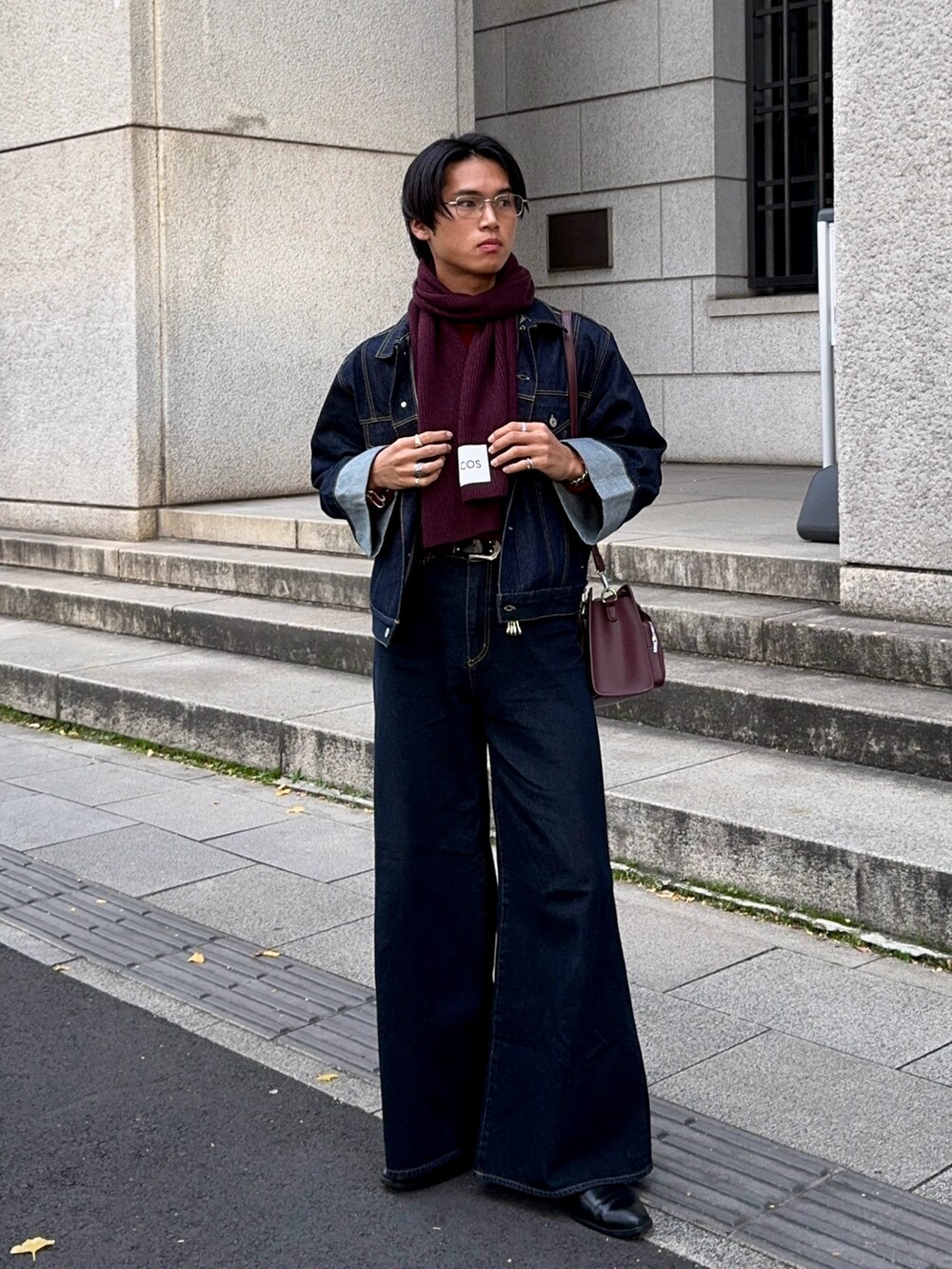 ブルー系のデニムパンツ、レッド系のニット/セーター、ブルー系のデニムジャケットを着用したメンズの冬コーディネートの5枚目の写真