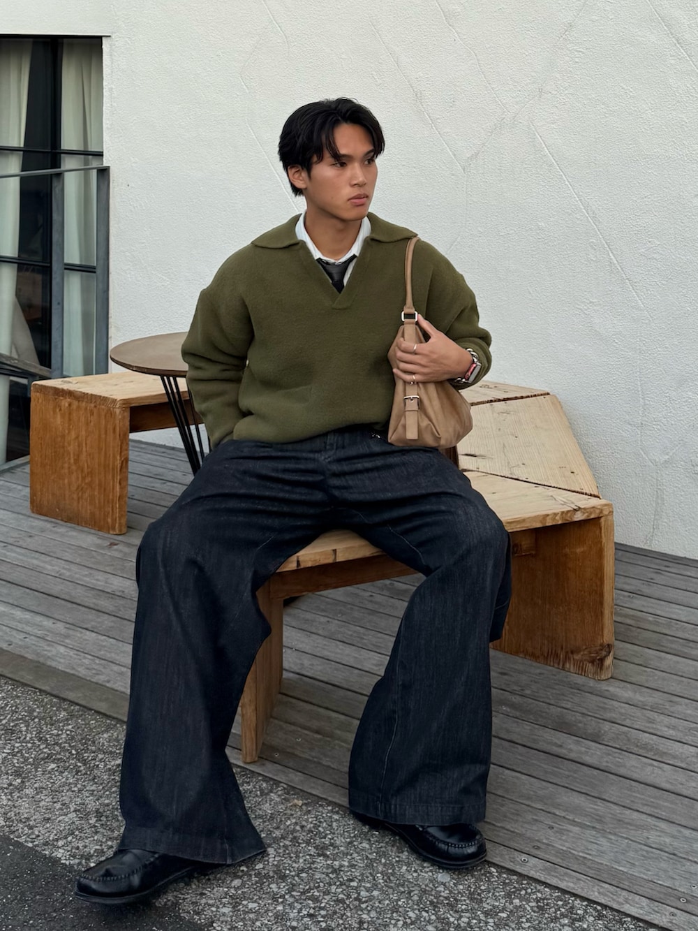 グリーン系のニット/セーター、ホワイト系のシャツ/ブラウス、ブラック系のその他パンツを着用したメンズの秋コーディネートの3枚目の写真